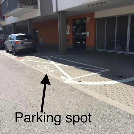 Brand New Apartment. Parking Spot Included! * ブラチスラヴァ